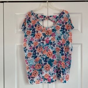 Super cute Torrid short sleeve flower print shirt. Perfect for spring!